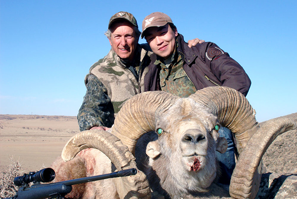 蒙古国狩猎盘羊